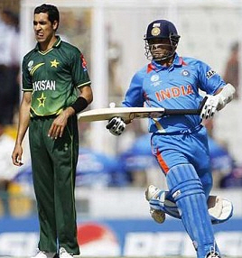 ▲2011 크리켓월드컵 준결승, 인도(푸른 유니폼): 파키스탄(녹색).
