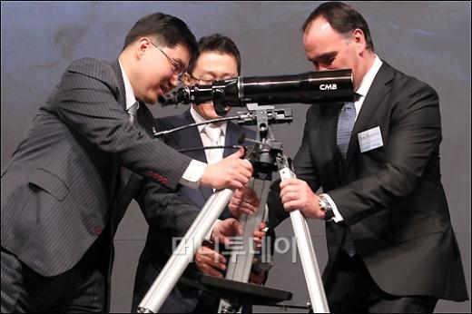 [사진]망원경 선물받는 이한담 사장