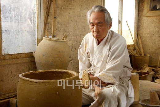 지난 25일 별세한 배우 김인문(72)의 유작 영화 '독 짓는 늙은이'의 스틸사진