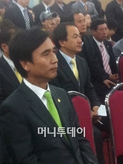유시민 국민참여당 대표가 27일 김해 이봉수 후보 선거사무실에서 침통한 표정으로 개표방송을 지켜보고 있다. 