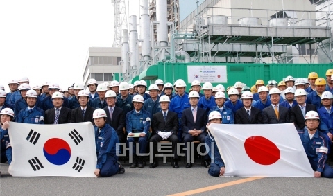 ▲27일 일본 지바현 도쿄전력 아네가사키 발전소에서 열린 현대중공업 이동식발전설비 준공식에서 참석자들이 기념사진 촬영을 하고 있다.