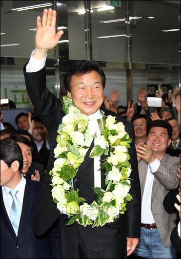 손학규 민주당 후보가 4.27 재보궐선거에서 당선되자 27일 오후 경기 분당 후보자 사무실에서 지지자들에게 손을 흔들고 있다.
