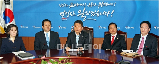 [사진]'총사퇴' 침통한 한나라당 지도부