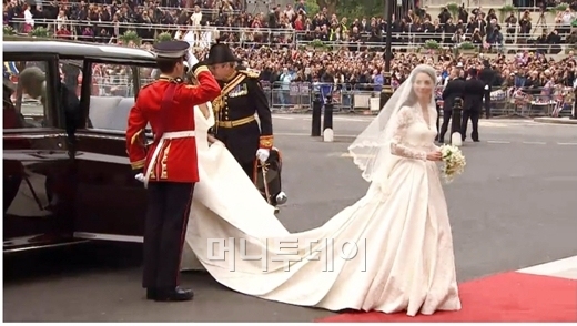 결혼식장 입장에 앞서 롤스로이스에서 내리는 신부 케이트 미들턴. 영국 BBC화면 캡쳐