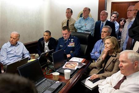 버럭 오바마 미 대통령(왼쪽 두번째)과 미 핵심 외교안보 참모들이 지난 1일(현지시간) 백악관 상황실에서 실시간으로 네이비실의 오사마 빈 라덴 급습장면을 보고있다. 