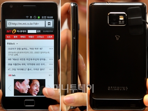 갤럭시S2로 머니투데이 앱을 실행하고 있는 장면(왼쪽 사진)과 갤럭시S의 옆면(가운데), 뒷면  
