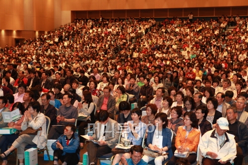 ↑16일 오후 2시부터 대전컨벤션센터에서 열린 세종시 첫마을 2단계 아파트 분양설명회에 3000여명의 인파가 몰리며 성황을 이뤘다.