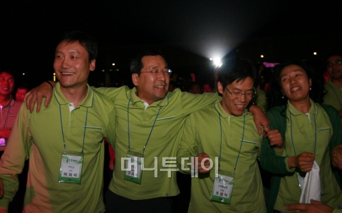 ↑ 임직원들과 어깨동무하고 있는 구자홍 회장(왼쪽 두번째)