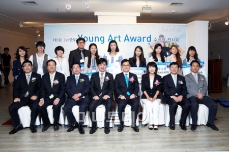  JW߿ܱ׷  8 Ʈ 򰶷 '1ȸ JW߿ Ʈ(Young Art Award)' û ߴ. ̰ JW߿ܱ׷ ȸ(Ʒ,  5°)  ڿ ڵ  Կ ϰ ִ.