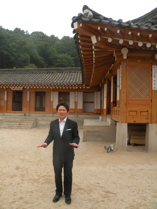 남권희 조선왕가 이사장이 전통 한옥호텔에 대해 설명하고 있다.  