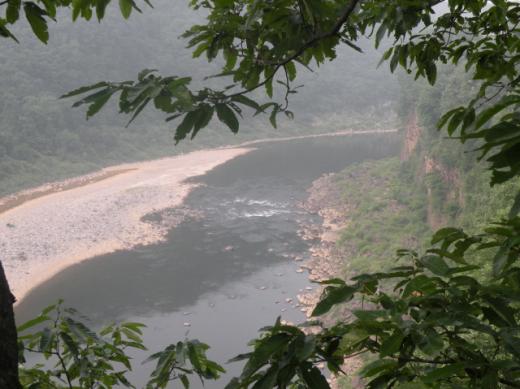 조선왕가에서 도보로 15분 거리에는 한탄강 물길이 유장하게 흐른다.  
