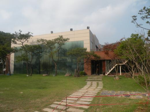 조선왕가 홍자은 미술관이 있는 아트센터와 야외 카페 테라스. 