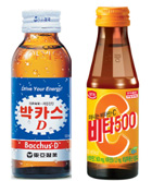 ↑ 8월부터는 '박카스'와 '비타500'이 일반 슈퍼마켓에서 판매대결을 할 것으로 예상된다. '비타500'은 비타민 음료로 이미 의약외품으로 분류돼 편의점 등에서 판매되고 있다. 