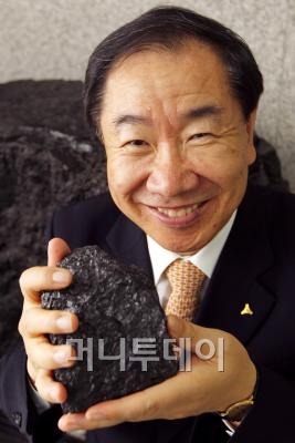 이강후 대한석탄공사 사장이 15일 경기도 의정부시 의정부동 본사에서 석탄원석을 들고 미소를 짓고 있다.(사진=이기범기자)