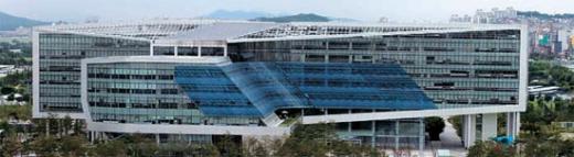 성남시 중원구 여수동에 있는 성남시청사. 2009년 11월 3222억원의 예산을 들여 완공했다. [중앙포토]<br>
