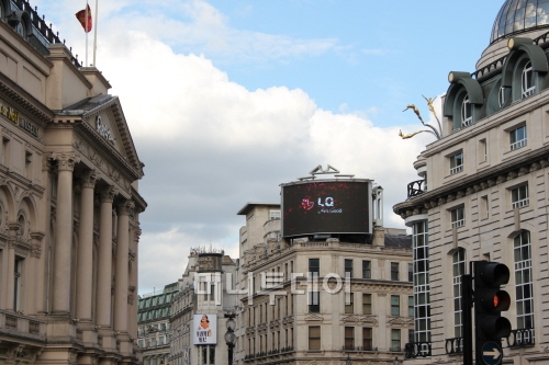 영국 런던 피카딜리 서커스의 LG 옥외광고. LG는 2007년부터 이 광고를 걸고 있다.