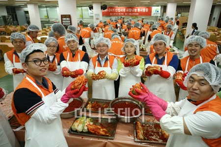 ↑ 한화건설 이근포 대표이사(둘째줄 왼쪽에서 네번째)가 신입사원들과 함께 지역 노인들을 위한 사랑의 김치담그기 봉사활동에 참여했다. ⓒ한화건설 
