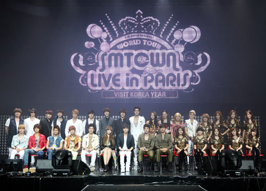 최근 미국 '케이팝(K-POP)' 팬들이 한국 가수들의 현지 콘서트 개최 요구에 나섰다. 지난 10일부터 11일까지(현지시각) 프랑스 파리에서 열린 'SM 타운 라이브 월드 투어 인 파리' 공연 모습 (사진=SM엔터테인먼트 제공)