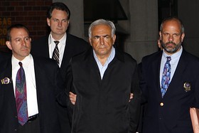 수갑을 차고 수사관들과 함께 있는 도미니크 스트로스 칸 전 국제통화기금(IMF) 총재(오른쪽 두번째)