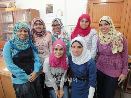 이집트 명문대인 아인샴스 대학교 알-알순학부(어문학부)내 한국어과 재학생들의 모습.