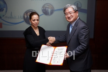 LG CNS 김대훈 사장이 모로코 국군소속 나디아 엘라라미 국장(Ms.Nadia ELALAMY)에게 15일  IT기관 연수 수료증을 전달하고 있다.  