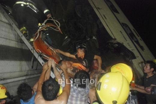 7월23일 저녁, 중국 원저우에서 고속전철 충돌사고가 발생한 뒤 구조대원들이 부상자들을 구조하고 있다. 