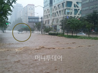 ↑27일 오전 폭우로 강남대로가 물에 잠긴 가운데, 미처 도로를 빠져 나오지 못한 차량이 물에 잠겨있다.(사진 원안)