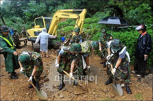 [사진]우면산 산사태 복구하는 군장병들
