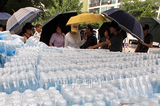 [사진]수도 끊긴 강남 아파트, 마실 물이 없어요!