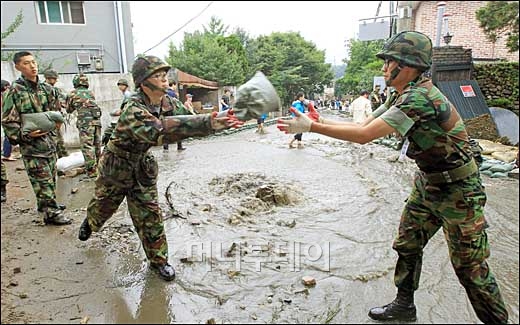 [사진]형촌마을 복구작업하는 군장병들
