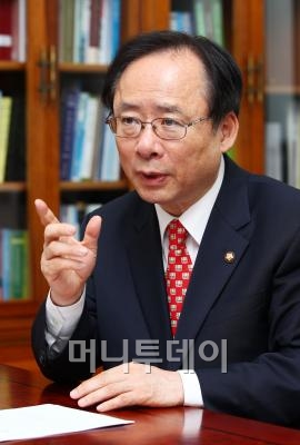 이주영 "비정규직,기업 도덕문제…해법 내놓겠다"