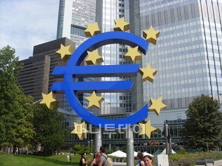 독일 프랑크푸르트 유럽중앙은행 앞의 엔화 형상. 독일에서는 최근 그리스의 유로존 축출 또는 탈퇴나 심지어 독일의 마르크 복귀 등과 같은 주장이 나오고 있다.