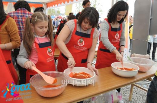▲외국인들이 음식문화축제에서 직접 한국음식을 만들어 보고 있다. 