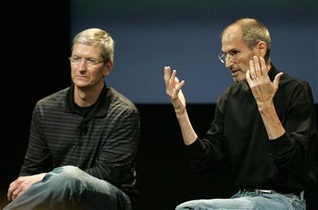 스티브 잡스(왼쪽)와 애플의 새 최고경영자(CEO) 팀 쿡. 