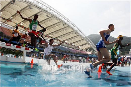 [사진]시원하게 질주하는 남자 3000m 장애물 경기