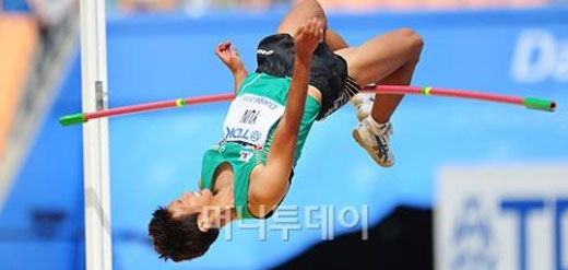 남자 높이뛰기 예선에서 실패하고 있는 윤제환 선수.