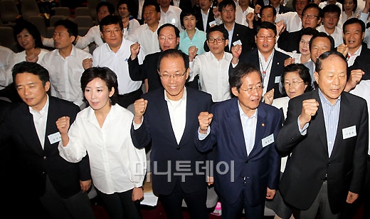 [사진]결의문 채택하는 한나라당 의원들