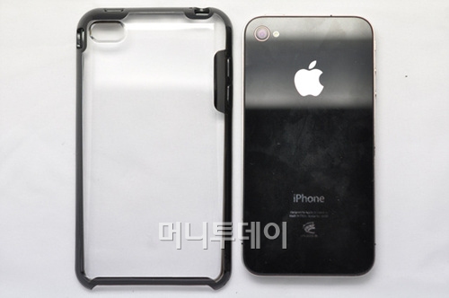 ↑아이폰5 케이스와 아이폰4 제품의 크기 비교 사진. 이에 따르면 아이폰5는 4.2인치 디스플레를 채용한 것으로 추정된다.