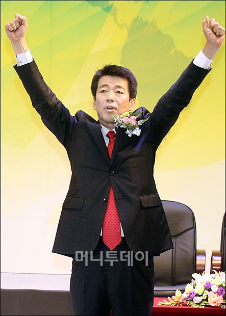 [사진]민주당 서울시장 경선, 만세 부르는 신계륜 후보