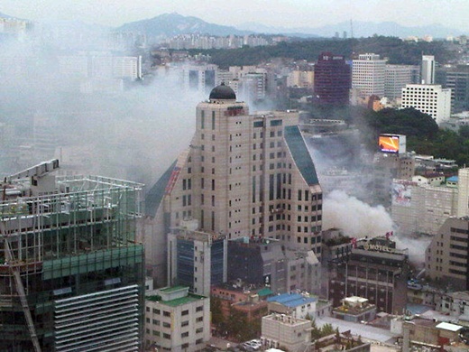 28일 오후 3시59분쯤 서울 종로구 관수동에서 화재가 발생했다. 한 트위터러가 올린 화재 현장 사진 (사진=트위터 ID yoon902)<br>

