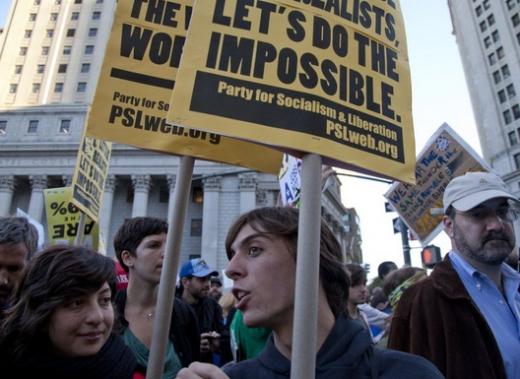 ▲뉴욕 월가점령 시위에 참가한 청년이 '불가능한 일을 하자'는 구호를 쓴 피켓을 들고 있다. 미국 트위터 사진.