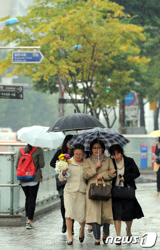 [사진]'우산 하나로'