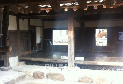 ↑국립민속박물관 내 복원된 '오촌댁' 대청마루