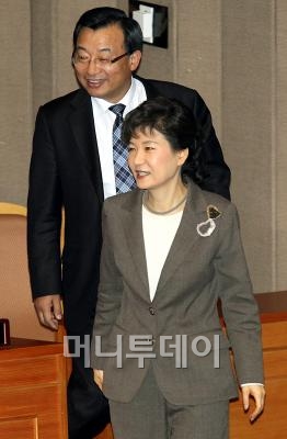 ↑ 박근혜 전 대표를 그림자처럼 보좌하는 이정현 한나라당 의원.