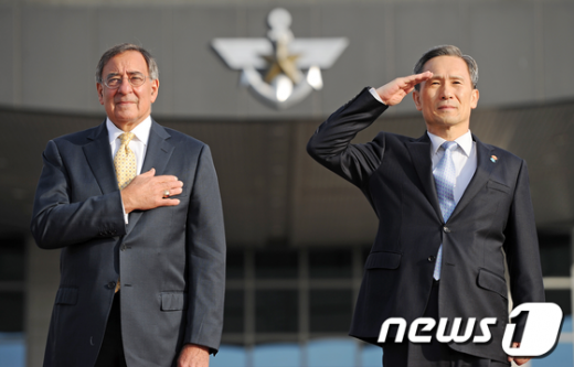 [사진]경례하는 韓·美 국방장관