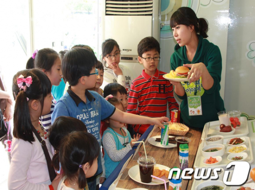 식품안전 체험버스에서 어린이들이 체험코너에 참여한 모습./서울시 제공 News1
