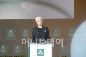 9일 오전, 베이징에서 열린 '베이징 IFF 포럼 2011'에서 기조연설하고 있는 크리스틴 라자드 IMF 총재.