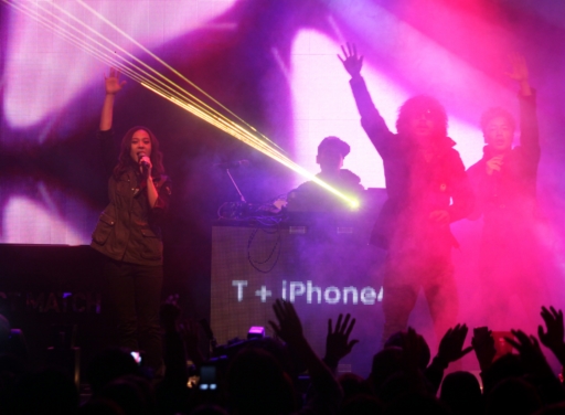 ↑SK텔레콤이 10일 저녁 10시부터 진행한 아이폰4S 론칭파티. 힙합뮤지션 타이거JK와 윤미래씨가 공연하고 있다.