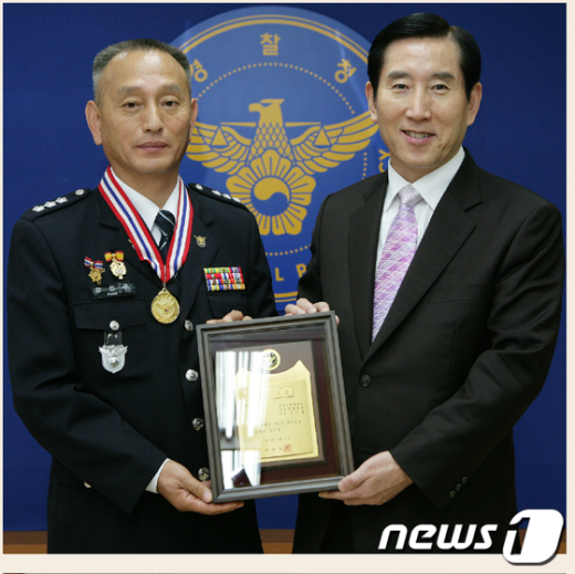 조현오 경찰청장(오른쪽)과 강인규 서장 News1