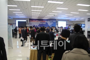 한국무역협회 상하이 지부가 19일(토), 상하이 인재서비스센터에서 개최한 '2011 한국기업 채용박람회'에는 한국 유학생과 중국 졸업생 등 1800여명이 참여해 500여개 일자리를 놓고 치열한 경쟁을 벌였다. 